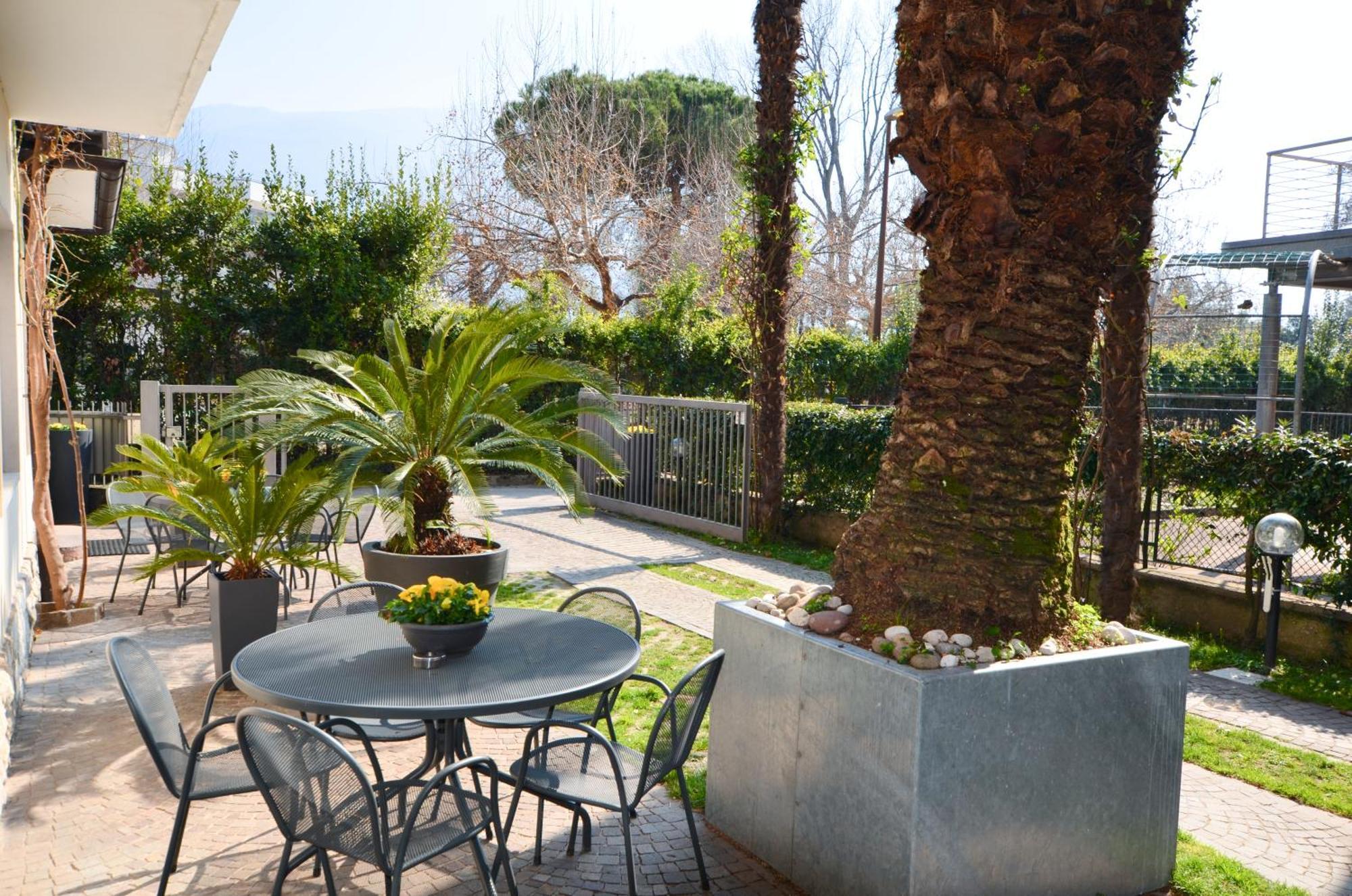 Villa Phoenix - Lake Apartments Riva del Garda Exterior foto